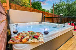6BR Asheville: Bowling+Hot Tub+Theater | 16 Guests